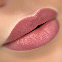 Kalıcı Makyaj Dudak İzmir | Dudak Renklendirme ve Kontürü – Nuray Yaprak Kalıcı dudak makyajı uygulaması, İzmir Kaş Stüdyosu’nda doğal ve uzun süre kalıcı sonuçlarla yapılır